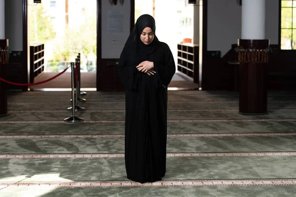 Una Bella Donna Musulmana Vestita Nero Con Hijab Che Prega — Foto Stock