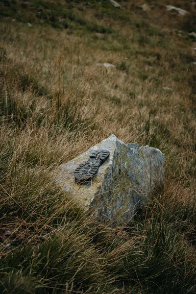 Μια Κάθετη Βολή Από Μια Σόλα Παπουτσιού Ένα Βράχο Στην — Φωτογραφία Αρχείου
