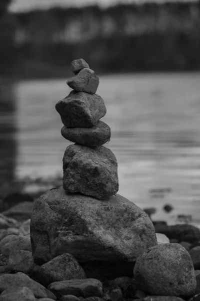 Eine Vertikale Graustufe Aus Gestapelten Steinen Der Küste Eines Flusses — Stockfoto
