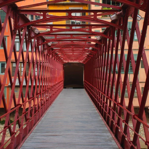 西班牙吉罗纳附近一座红桥的美丽景色 — 图库照片
