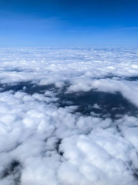 雲の海と美しい空の垂直ショット — ストック写真