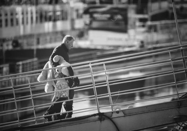 Una Escala Grises Del Abuelo Con Niño Saliendo Barco Llevando — Foto de Stock
