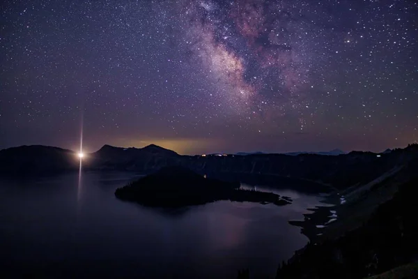 Una Hermosa Vista Cielo Estrellado Sobre Lago Del Cráter Oregon — Foto de Stock