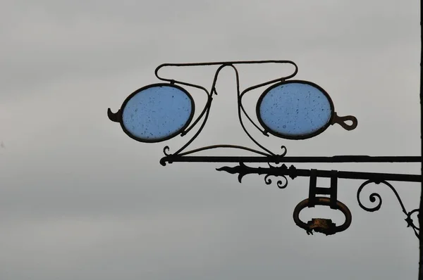 Eine Nahaufnahme Traditioneller Optiker Vor Launischem Hintergrund — Stockfoto