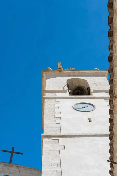 Tiro Ângulo Baixo Vertical Uma Torre Relógio Branco Fundo Céu — Fotografia de Stock