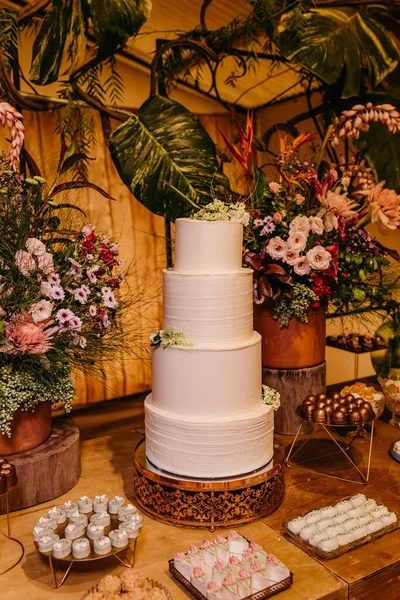 stock image A wooden table with lots of plants, a cake and fresh sweets