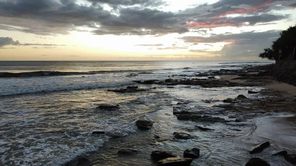 Dalgaların Bulutlu Bir Gökyüzünün Altındaki Taşlı Sahile Vurduğu Güzel Bir — Stok fotoğraf