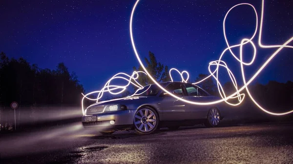 Una Pintura Ligera Azar Por Noche Sobre Audi — Foto de Stock