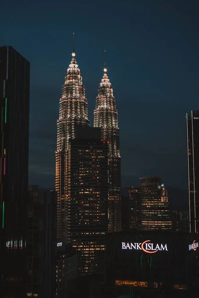 Eine Landschaft Der Petronas Twin Towers Bei Sonnenuntergang Stadtzentrum Vertikale — Stockfoto