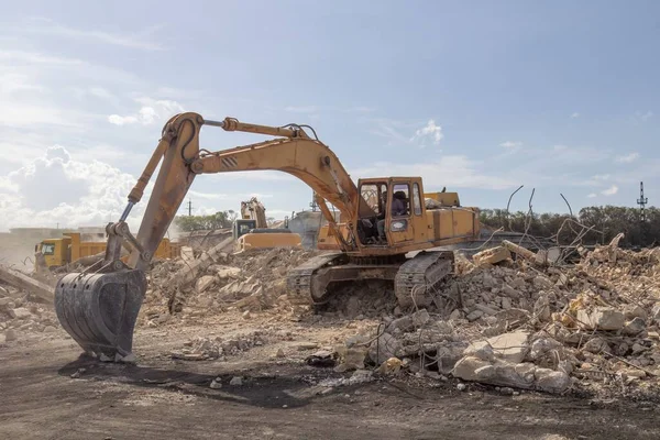 Bir Kazıcı Kamyon Enkaz Işi Yapıyor — Stok fotoğraf