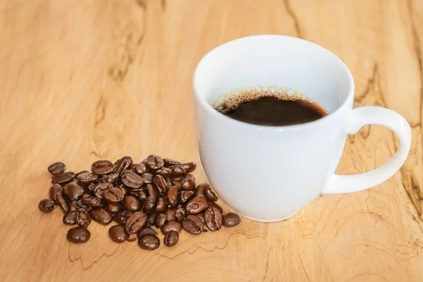 Nahaufnahme Einer Tasse Kaffee Mit Kaffeebohnen — Stockfoto