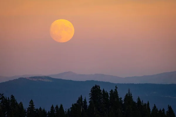 Hermoso Paisaje Luna Llena Neón Sobre Las Montañas Cielo Púrpura — Foto de Stock