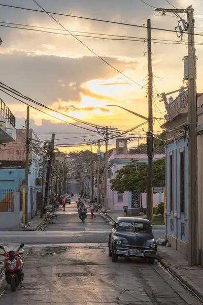 在古巴马坦萨斯一条狭窄的街道上行走的一个垂直镜头 — 图库照片