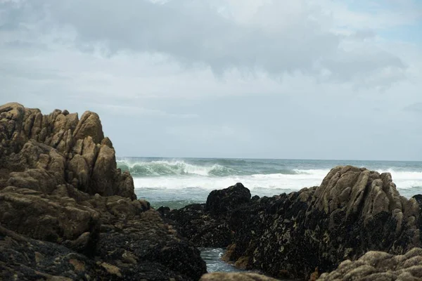 Büyük Dalgalarla Denizdeki Kayalık Oluşumların Manzarası — Stok fotoğraf
