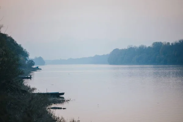 Une Vue Panoramique Lac Calme Pendant Brouillard — Photo