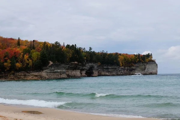 Живописный Вид Скалистую Скалу Покрытую Красивыми Цветными Осенними Деревьями Море — стоковое фото