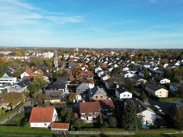 너덜너덜 집들이 보이는 마을의 아름다운 — 스톡 사진