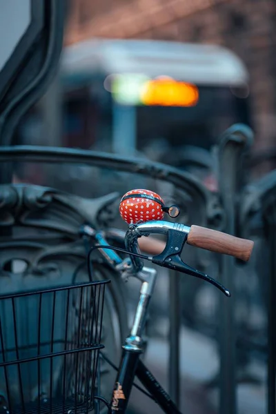 Eine Vertikale Nahaufnahme Eines Oldtimer Fahrrads Mit Korb — Stockfoto