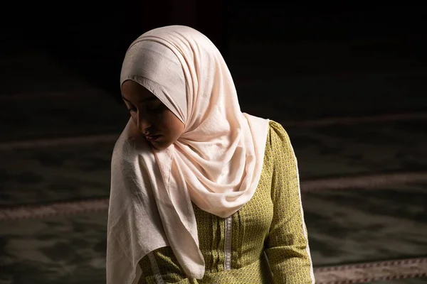 Retrato Una Hermosa Mujer Musulmana Humilde Rezando Paz Una Mezquita — Foto de Stock