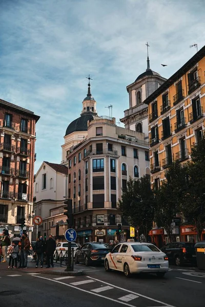 Une Verticale Une Rue Madrid Midi Ciel Nuageux Arrière Plan — Photo