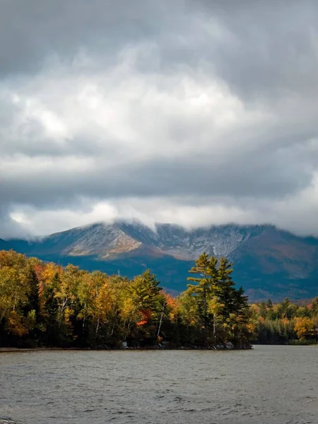 Vertical View Baxter Peak View Surrounded Green Forest Lake Katahdin — Stock Photo, Image