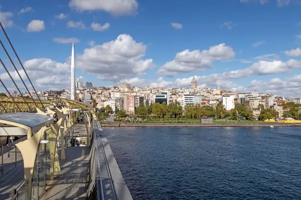 土耳其伊斯坦布尔海面上Halic地铁大桥的高角图 — 图库照片