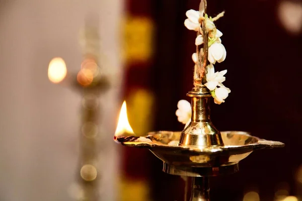 Indyjska Tradycyjna Lampa Ozdobiona Małymi Białymi Kwiatami — Zdjęcie stockowe
