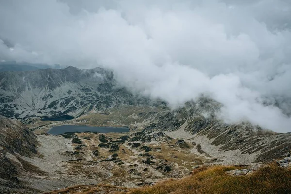 Una Hermosa Vista Paisaje Rocoso Montaña Con Pequeño Lago Niebla — Foto de Stock
