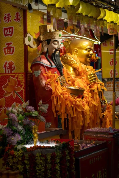 Pionowe Ujęcie Chińskich Bożków Rynku — Zdjęcie stockowe
