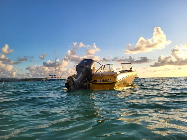 Barco Flutuando Negril Jamaica Durante Pôr Sol — Fotografia de Stock