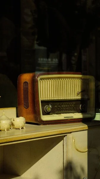 Μια Κάθετη Λήψη Ενός Vintage Ραδιοφώνου Και Ηχείου Ένα Παλιό — Φωτογραφία Αρχείου