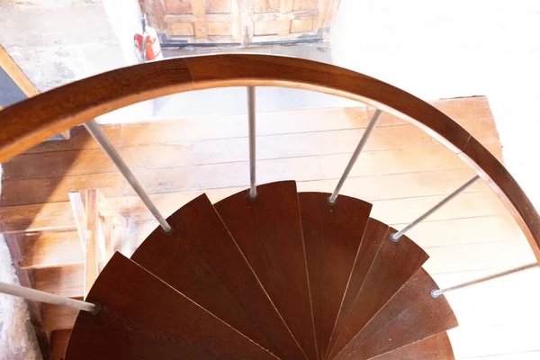 Uma Escada Forma Espiral Madeira Uma Sala — Fotografia de Stock