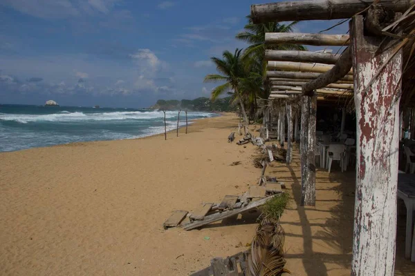 Изображение Пляжа Huatulco Мексика Пальмами Деревянным Зданием Людей Сидеть — стоковое фото