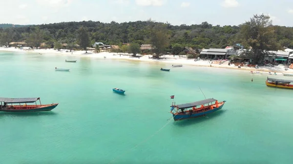 Güneşli Bir Günde Tekneli Sakin Mavi Bir Adanın Havadan Görünüşü — Stok fotoğraf
