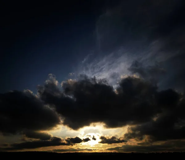 Eine Malerische Aufnahme Der Sonne Hinter Dunklen Wolken Bei Sonnenuntergang — Stockfoto
