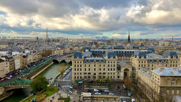 エッフェル塔とセーヌ川の美しい建物に囲まれたパリの街並みのドローンビュー — ストック写真