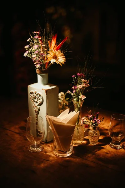 花瓶が花で満たされた木製のテーブル — ストック写真