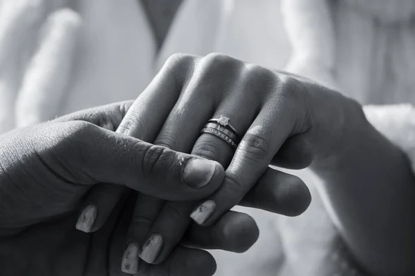 Szare Zbliżenie Mężczyzny Trzymającego Kobietę Rękę Pierścionkiem Zaręczynowym Palcu — Zdjęcie stockowe