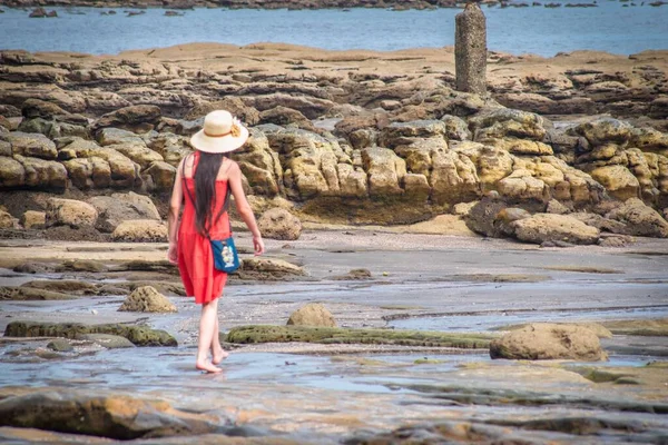 Una Vista Posteriore Una Donna Che Cammina Sulla Spiaggia Rocciosa — Foto Stock
