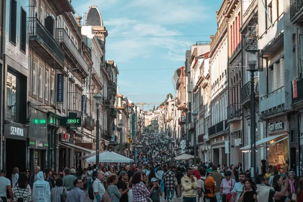 Vacker Gata Med Mycket Folk Och Gamla Byggnader Porto Portugal — Stockfoto