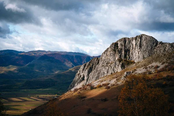 Pintoresco Plano Una Cordillera Cubierta Hierba Verde Día Nublado Rumania —  Fotos de Stock