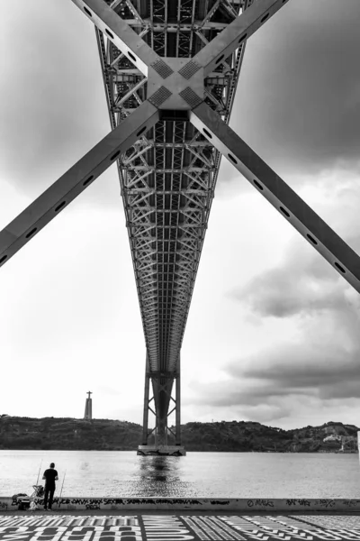 Χαμηλή Γωνία Της Γέφυρας Abril Στη Λισαβόνα Πορτογαλία — Φωτογραφία Αρχείου