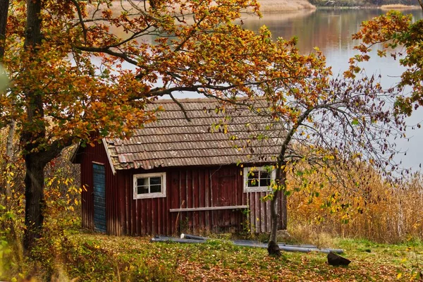 Ein Hölzernes Häuschen Seeufer Mit Gelben Bäumen Ringsum — Stockfoto