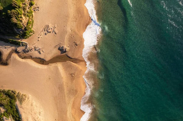 Ett Drönarskott Över Havsvatten Och Sandstrand — Stockfoto