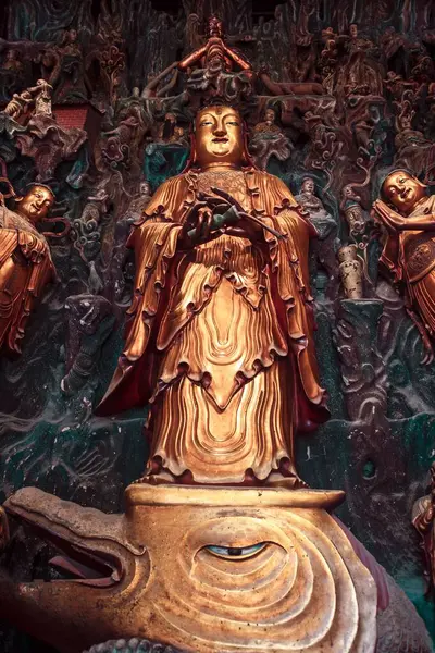 Colpo Verticale Una Statua Tradizionale Asiatica — Foto Stock