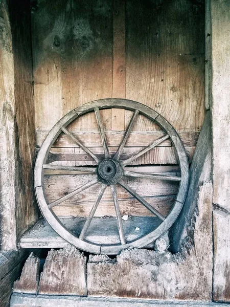 Vertical Shot Old Wooden Wagon Wheel — Stock Photo, Image
