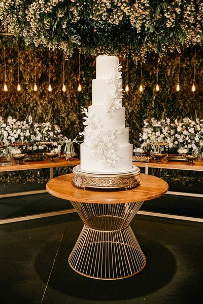 Вертикальный Снимок Пятиъярусного Белого Минималистичного Свадебного Торта Столе Ресторане — стоковое фото