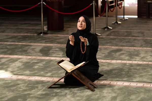 Vit Muslimsk Kvinna Håller Upp Händerna När Hon Ber Moské — Stockfoto