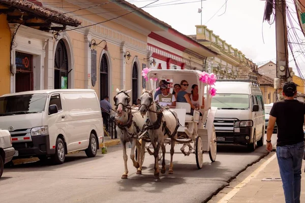 Grupp Turister Hästdragen Vagn Den Historiska Granadagatan — Stockfoto