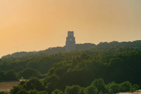 夕暮れ時の野の塔の美しい景色 — ストック写真